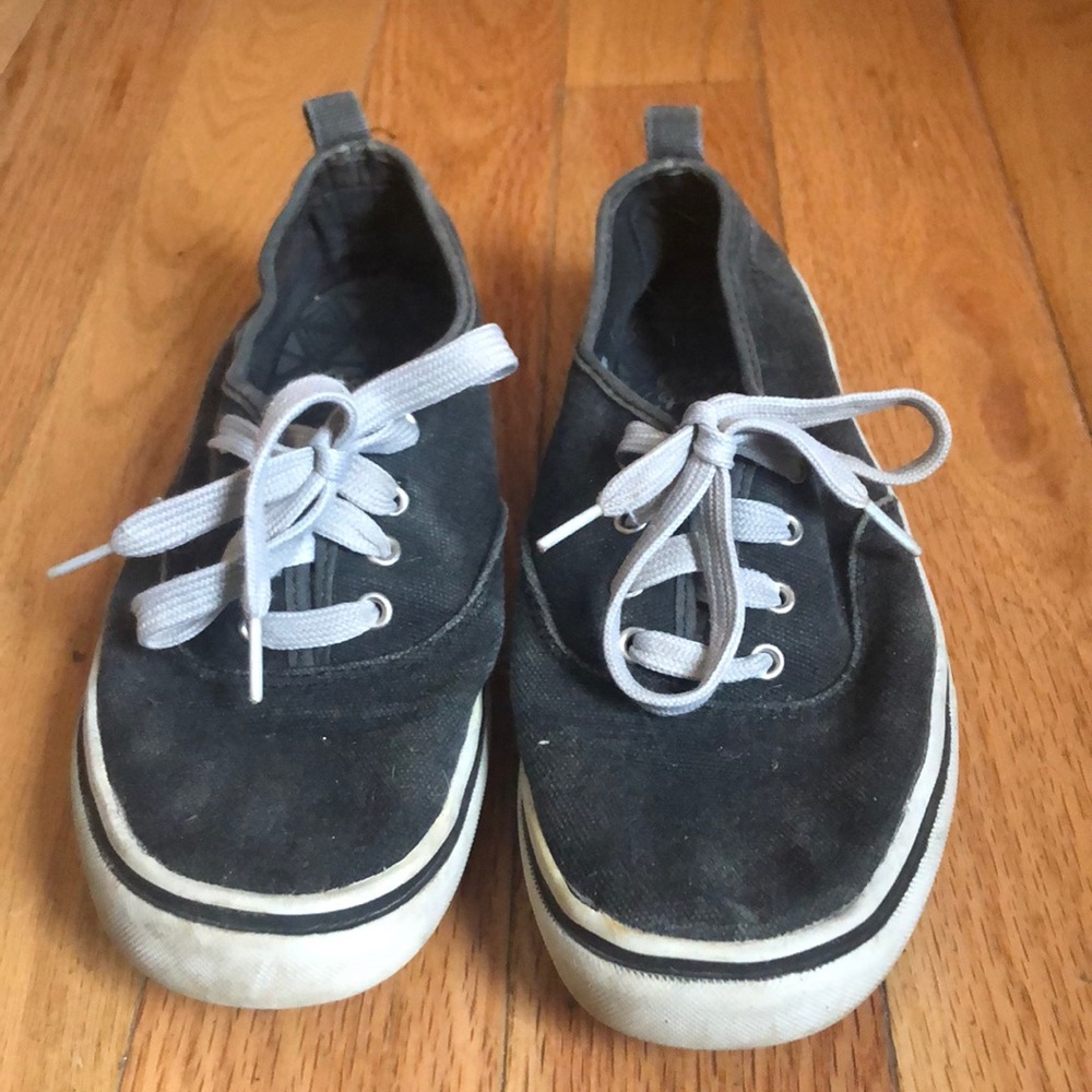 black sneaker slip on